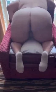 简介有群，无套后入大坦克巨臀熟女，超大屁股