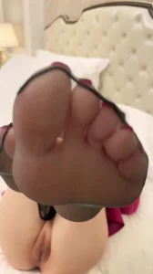 极品女神美腿玉足嫩b诱惑让人欲罢不能，最终还是难逃被操