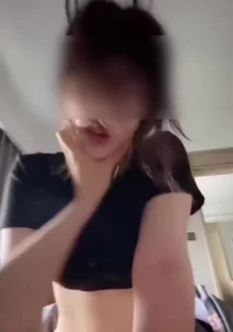 人妻趁着老公不在家，偷约情夫来家里做爱