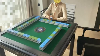 输了就肉偿，直接按倒在麻将桌上输出